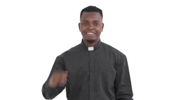 Πορτρέτο Του Χαρούμενου Αφρικανού Ιερέα Δείχνει Χειρονομία Αντλία Γροθιά Ένα — Αρχείο Βίντεο