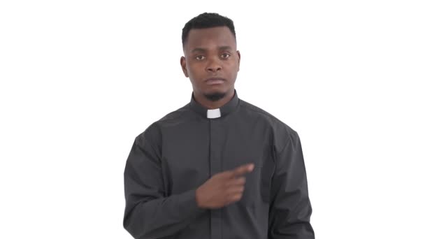 Portret Czarnego Poważnego Księdza Wskazującego Palcem Prawą Stronę Kiwającego Głową — Wideo stockowe