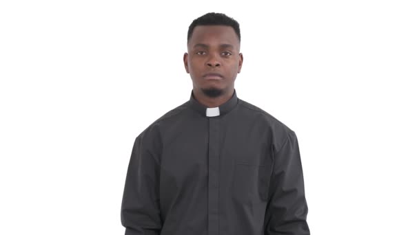 Portrait Prêtre Africain Sérieux Pointant Doigt Ciel Hochant Tête Approuvant — Video