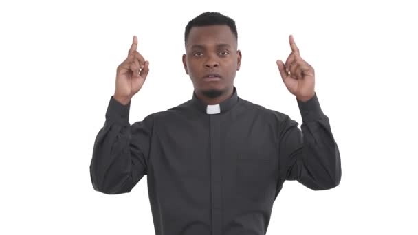 非洲严肃牧师的画像 手指直指天堂 抬起头来点点头 赞成一些在白色背景上孤立的东西 基督教概念 — 图库视频影像