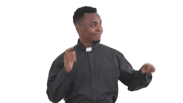 Porträt Eines Zufriedenen Schwarzhäutigen Priesters Der Mit Den Fingern Auf — Stockvideo
