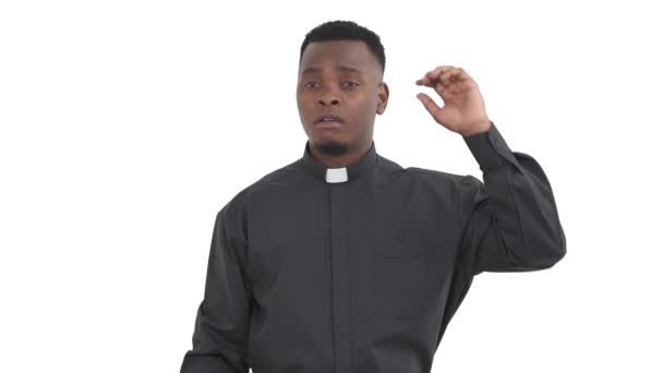 Portret Van Een Vergeetachtige Zwarte Priester Die Zijn Achterhoofd Krabt — Stockvideo