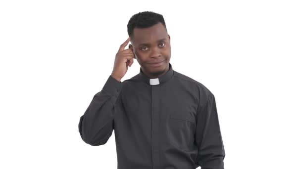 Portret Van Tevreden Zwarte Priester Tikkende Vinger Aan Tempel Knikken — Stockvideo