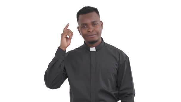 Portret Van Zelfbewuste Zwarte Priester Wijzend Vinger Naar Tempel Het — Stockvideo