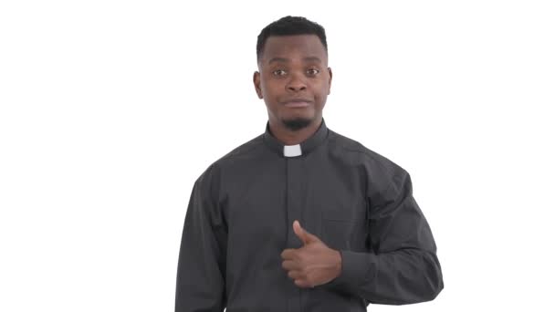 Portræt Afrikansk Glædeligt Overrasket Præst Viser Tommelfingre Tegn Isoleret Hvid – Stock-video