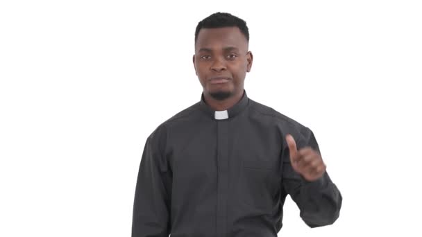Portrait Jeune Prêtre Noir Montrant Les Pouces Vers Bas Par — Video