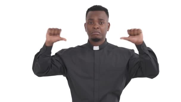Portrait Prêtre Mécontent Noir Montrant Les Pouces Vers Bas Par — Video