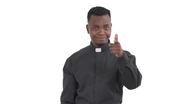 Портрет Африканского Улыбающегося Священника Указывающего Пальцем Левую Руку Камеру Кивающего — стоковое видео