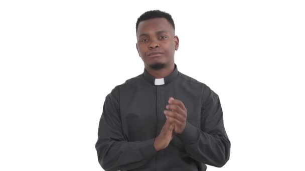 Portrait Prêtre Noir Mécontent Applaudissant Les Mains Avec Des Lèvres — Video