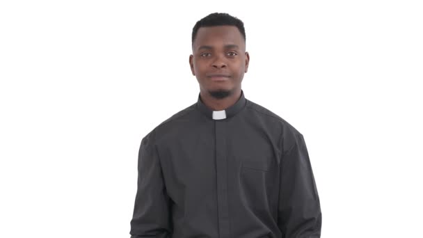 Porträt Eines Afroamerikanischen Priesters Der Mit Dem Finger Auf Die — Stockvideo