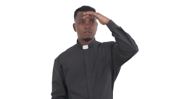 Студийный Портрет Африканского Молодого Священника Смотрящего Вдаль Держа Руку Лба — стоковое видео