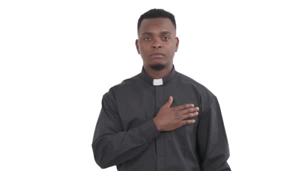 Πορτρέτο Του Σοβαρού Αφρικανού Ιερέα Χαϊδεύοντας Στήθος Του Χέρι Έκφραση — Αρχείο Βίντεο