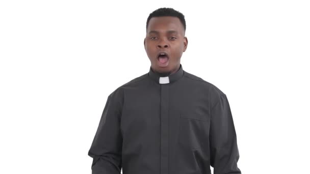 Портрет Спящего Афроамериканского Священника Зевающего Белом Фоне — стоковое видео