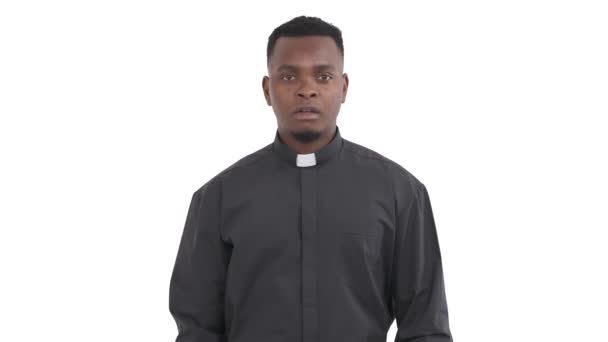 Portrét Zklamaného Afrického Kněze Foukajícího Tváře Těžce Vzdychá Potřásá Hlavou — Stock video