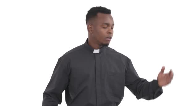 失望的黑人牧师的画像 用手拍打自己的额头 表示健忘或沮丧 并因白人背景而将自己孤立起来 — 图库视频影像