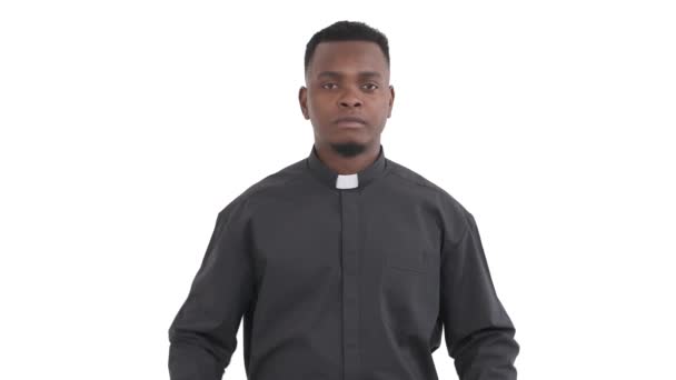 Porträtt Tvivlande Afrikansk Präst Visar Gest Genom Att Vifta Båda — Stockvideo