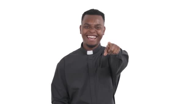 黑人牧师用食指指着镜头笑的画像 表达嘲讽的情感 取笑那些因白人背景而被隔离的人 — 图库视频影像