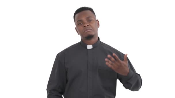 Portræt Tøvende Afrikansk Præst Viser Gestus Ved Blid Vuggende Venstre – Stock-video