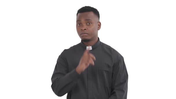 年轻的非洲牧师对着镜头的画像 赞许地点点头表示同意某人在白色背景下孤立的观点 — 图库视频影像