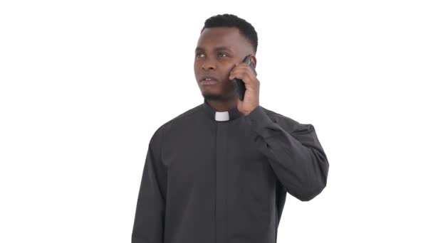 Πορτρέτο Του Στοχαστικού Μαύρου Ιερέα Που Μιλάει Στο Τηλέφωνο Κρατώντας — Αρχείο Βίντεο