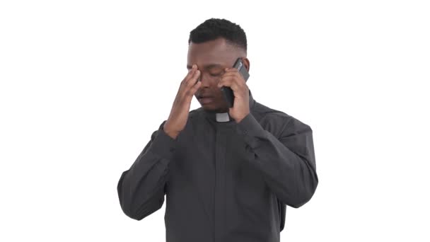Porträt Eines Jungen Afrikanischen Priesters Der Telefon Spricht Der Linken — Stockvideo