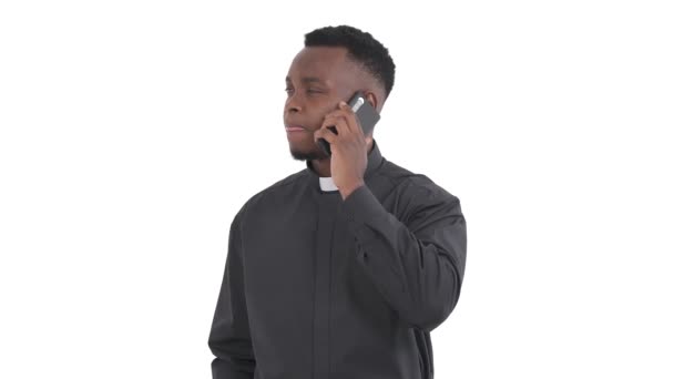Retrato Sacerdote Africano Serio Hablando Por Teléfono Mostrando Suspiro Aceptable — Vídeos de Stock