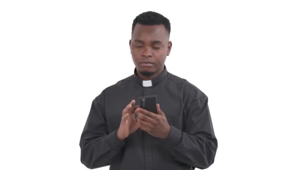 Προσωπογραφία Του Νεαρού Αφρικανού Ιερέα Που Καλεί Στο Τηλέφωνο Χαμογελώντας — Αρχείο Βίντεο