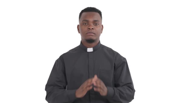 Portrét Mladého Afrického Kněze Jak Tře Obě Dlaně Směru Prstů — Stock video