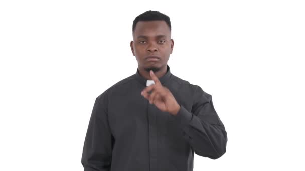 Πορτρέτο Του Σοβαρού Μαύρου Ιερέα Κρατώντας Δείκτη Στα Χείλη Που — Αρχείο Βίντεο