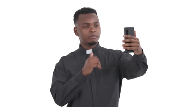非洲年轻牧师手持手机 与人进行视频交流 交叉口 竖起大拇指 并感谢与白人隔离的人的画像 — 图库视频影像