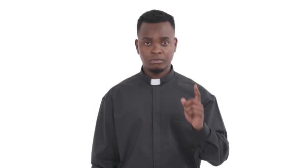 愤怒的非洲牧师多次向摄像机摇动食指的肖像意味着威胁 手指扭伤 因白人背景而被隔离 — 图库视频影像