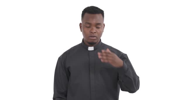 失望的黑人牧师的画像 双手放在额头上 垂下双眼 表达绝望的情绪 与白人背景隔离 — 图库视频影像