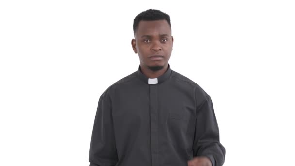 严格的非洲牧师多次向摄像机摇动食指的肖像意味着禁止 手指扭伤 在白色背景下隔离 — 图库视频影像