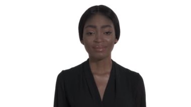 Dur işareti gösteren iğrenç bir kadın. Vücut dili kavramı. İzole edilmiş, beyaz arkaplanda