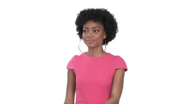 Afro saç stili özçekim yapan çekici bir Afrikalı kadının yakın plan portresi. İzole edilmiş, beyaz arkaplanda