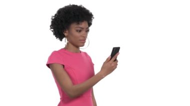 Elinde akıllı telefon olan genç bir kadının portresi, ekrana bakıyor ve şok edici duygular ifade ediyor. Şok olmuş adam aletini kullanıyor. İzole edilmiş, beyaz arkaplanda