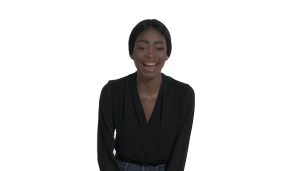 Närbild Porträtt Uppriktigt Skrattande Ung Kvinna Isolerad Vit Bakgrund Verkliga — Stockvideo