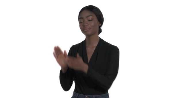 若いアフリカ系アメリカ人の女性は 不満な表情の拍手と皮肉な方法で拍手を送ります 身体言語 ジェスチャーの概念 — ストック動画