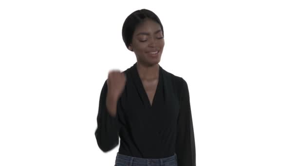 Nærbillede Munter Afroamerikansk Kvinde Der Demonstrerer Gestus Følelse Succes Kropssprogkoncept – Stock-video