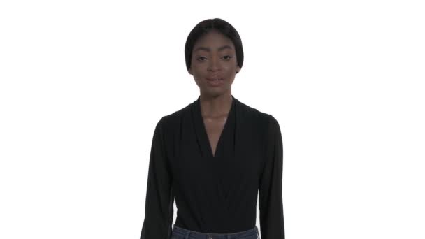Forundret Smuk Afrikansk Amerikansk Kvinde Udtrykker Tvivlende Følelser Kropssprog Fagter – Stock-video