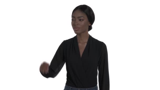 Krásná Afričanka Hledí Daleko Někoho Čeká Izolované Bílém Pozadí — Stock video