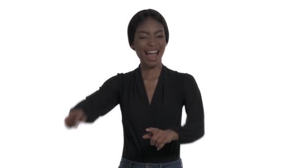 Detailní Záběr Veselé Afroameričanky Která Demonstruje Pozitivní Gesta Emoce Úspěchu — Stock video