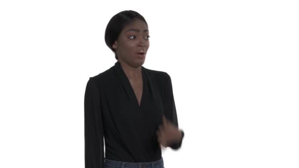 Młoda Afroamerykanka Zdziwioną Twarzą Model Pokazuje Szok Izolacja Białym Tle — Wideo stockowe