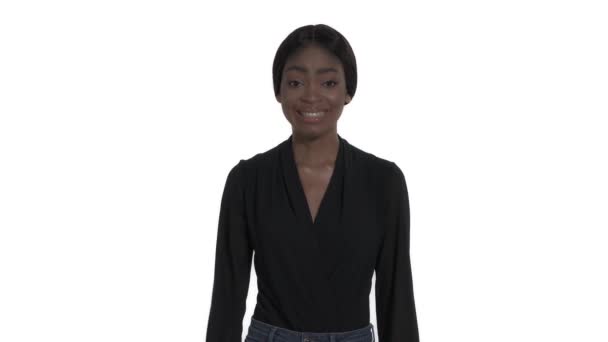Zbliżenie Portretu Atrakcyjnej Szczęśliwej Śmiejącej Się Kobiety Wskazującej Palcem Wskazującym — Wideo stockowe