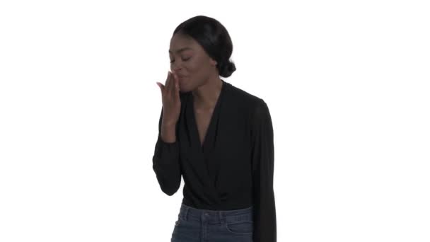 Çtenlikle Gülen Genç Bayanın Yakın Plan Portresi Ağzını Avuç Içi — Stok video