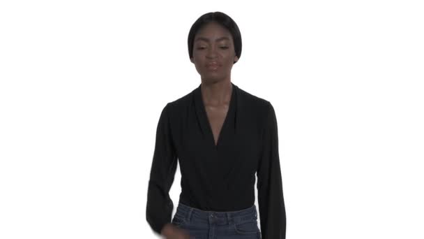 Mujer Afroamericana Preparándose Para Golpear Alguien Aislado Sobre Fondo Blanco — Vídeos de Stock