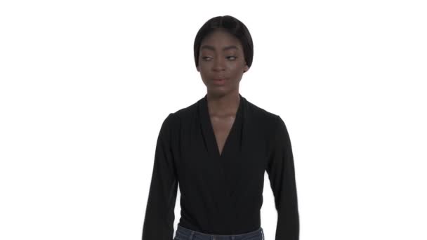 非洲裔美国女人把手放在他的腰部 表现出负面情绪 在白色背景下孤立无援 — 图库视频影像