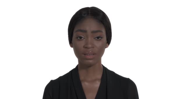 Portrét Mladé Smutné Ženy Zadržující Slzy Izolováno Bílém Pozadí — Stock video