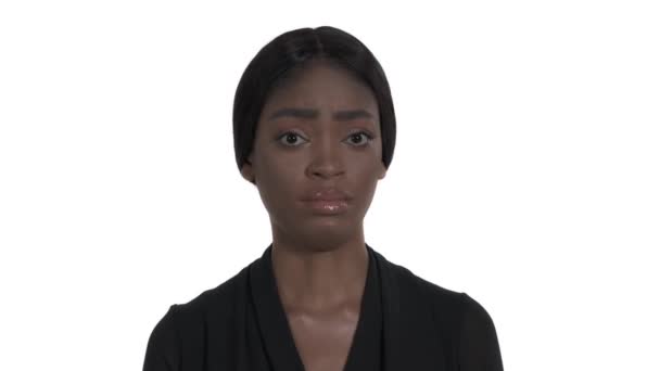 Крупный План Портрета Немного Удивленной Африканской Женщины Модель Выражающая Удивление — стоковое видео