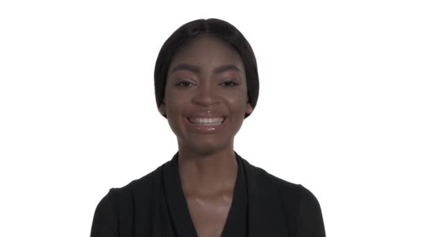 Retrato Close Mulher Africana Feliz Olhando Para Câmera Rindo Verdadeiras — Vídeo de Stock
